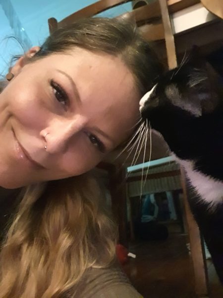 Auf dem Bild sieht man den Katzensitter Purrfect Berlin mit schwarz-weißer Katze