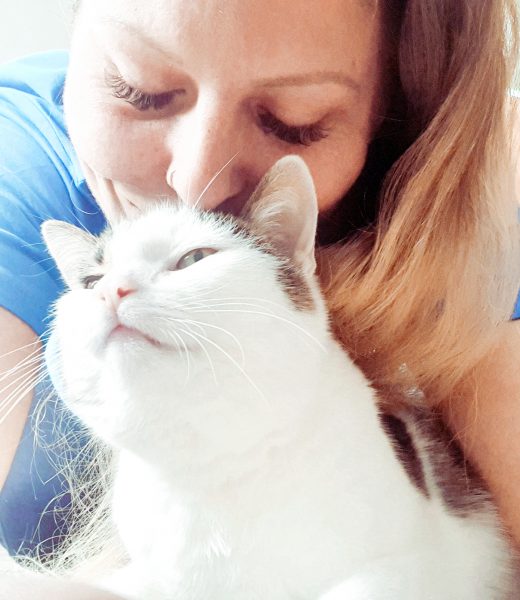 Auf dem Bild sieht man den Katzensitter Purrfect mobile Katzenbetreuung aus Berlin mit weißer Tabby Katze