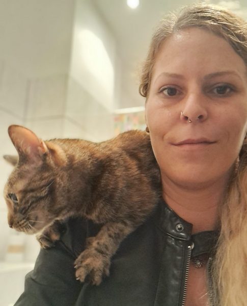 Auf dem Bild sieht man den Katzensitter Purrfect mobile Katzenbetreuung mit Katze auf der Schulter