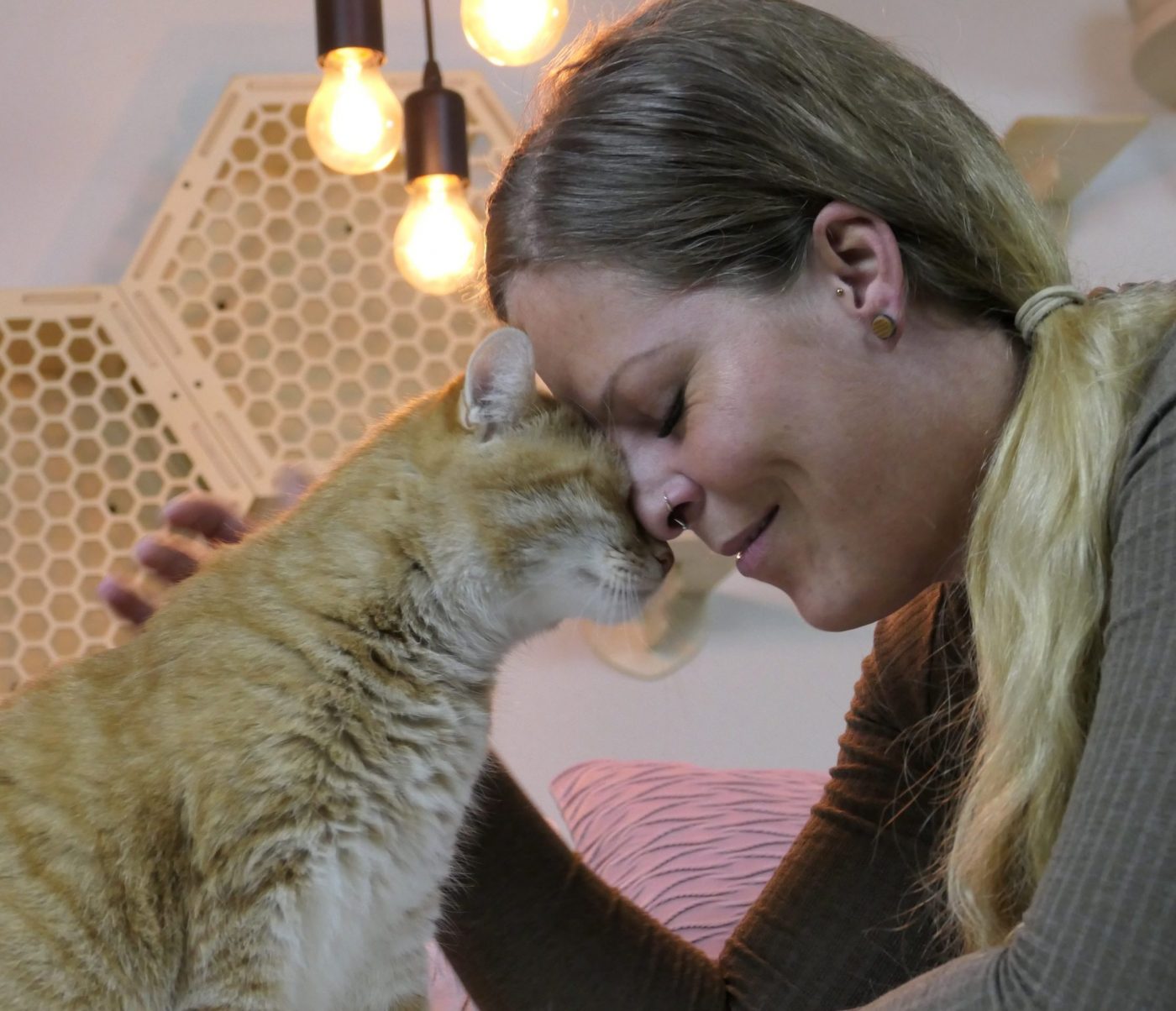 Saskia, Katzensitter in Berlin kuschelt herzlich mit ihrem Kater Diego.