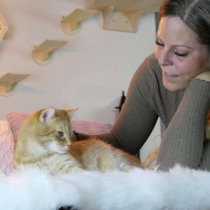 saskia-purrfect-katzensitter-berlin Saskia, Katzensitter in Berlin kuschelt mit ihrem Kater Diego.