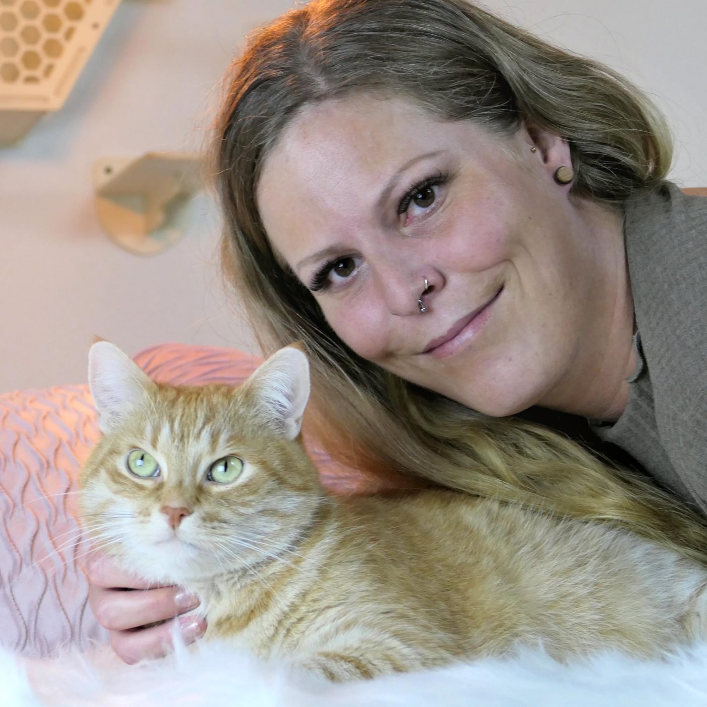 Saskia, Katzensitter in Berlin mit ihrem Kater Diego.