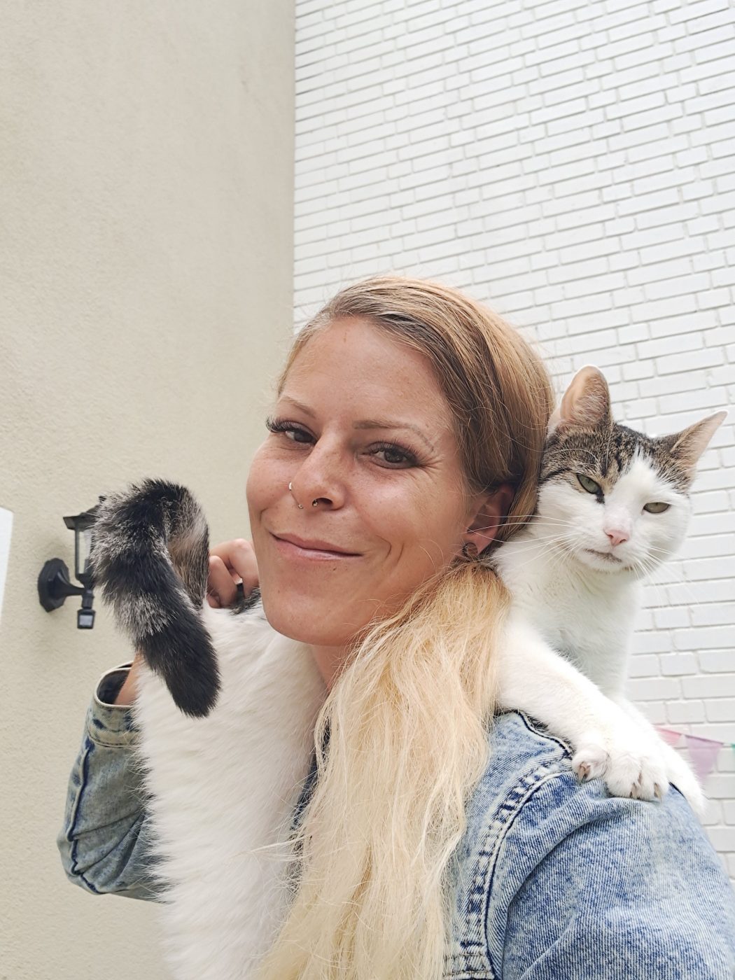 Saskia, Katzensitter in Berlin hat Katze auf ihren Schultern