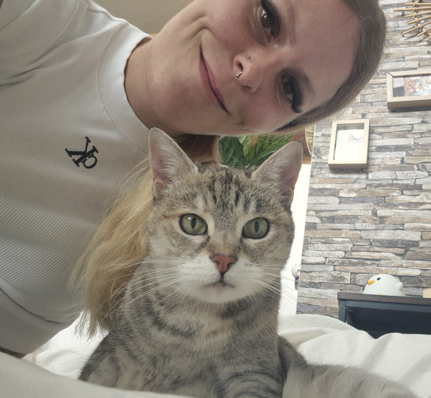 Saskia, die Katzensitterin, mit ihrer Betreuungskatze